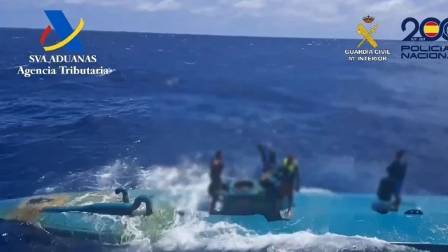 Interceptan en las costas de Cádiz un narcosubmarino con cuatro tripulantes y 900 kilos de cocaína