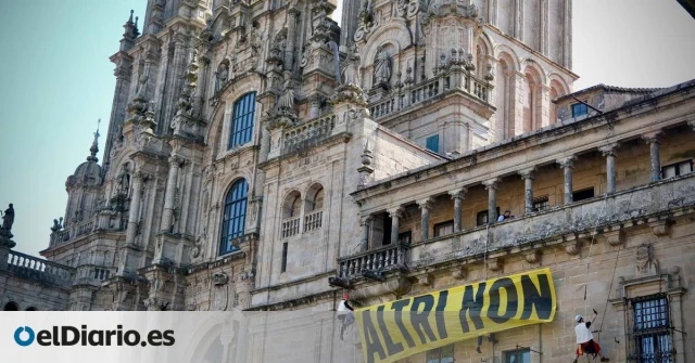 Organizaciones ecologistas cuelgan una pancarta contra Altri junto a la catedral de Santiago