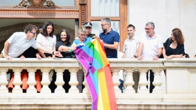 Compromís intenta colgar una bandera LGTBI+ en el balcón del Ayuntamiento de València y la Policía la quita
