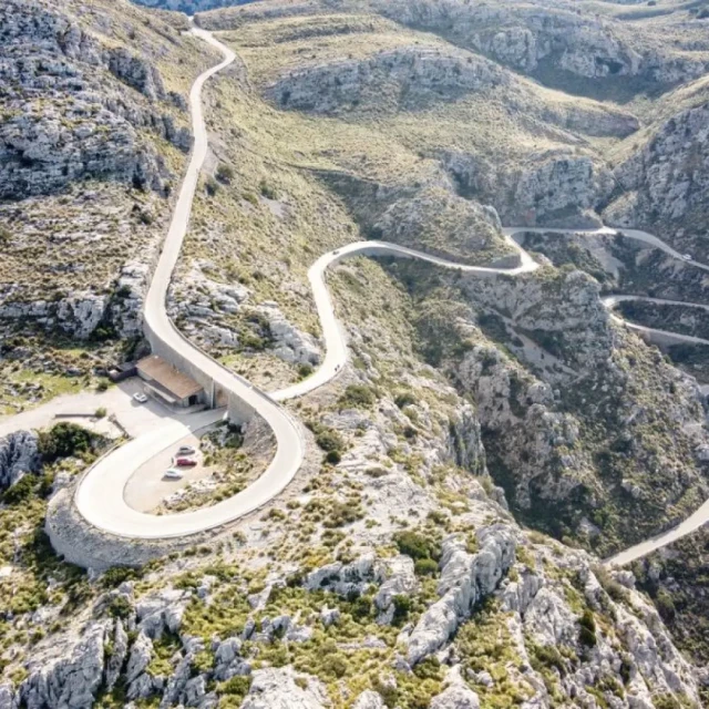 La carretera más difícil de España: 14 kilómetros, 12 curvas de 180 grados y hasta un 'nudo de la corbata'