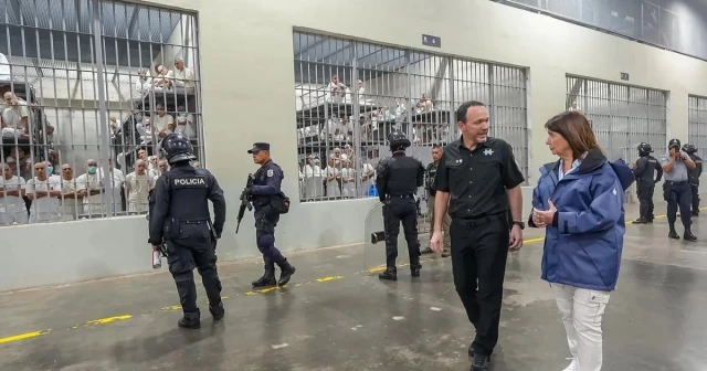 Lo que no vio Patricia Bullrich en El Salvador: presos sin pruebas, torturas y más de 300 muertos en cárceles que oculta Bukele