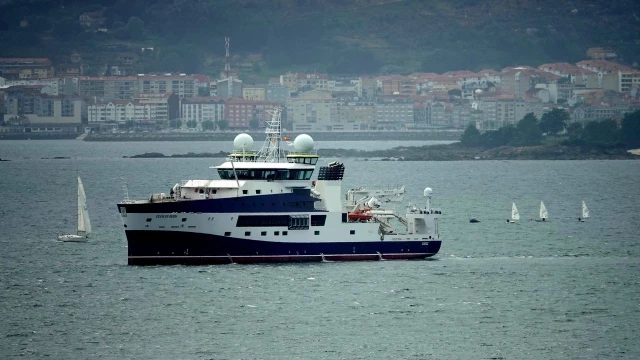El nuevo buque insignia de la oceanografía española ya surca la ría de Vigo