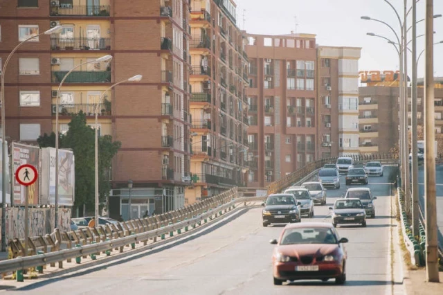 València vetará en 2027 el acceso de vehículos contaminantes de fuera de la ciudad