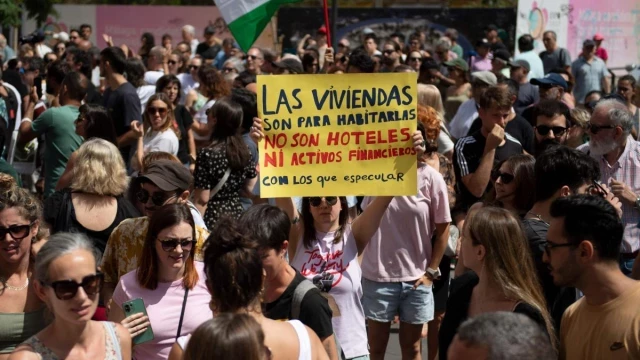 Miles de personas claman por una vivienda digna al grito de 'Málaga no se vende'
