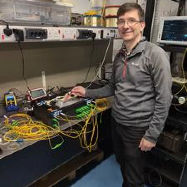 Investigadores de la Universidad de Aston vuelven a batir el 'récord mundial' de velocidad de transmisión de datos (eng)