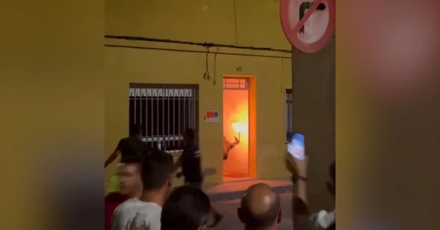 Un toro embolado se mete en una casa en Las Alquerías durante los actos taurinos [Cat]