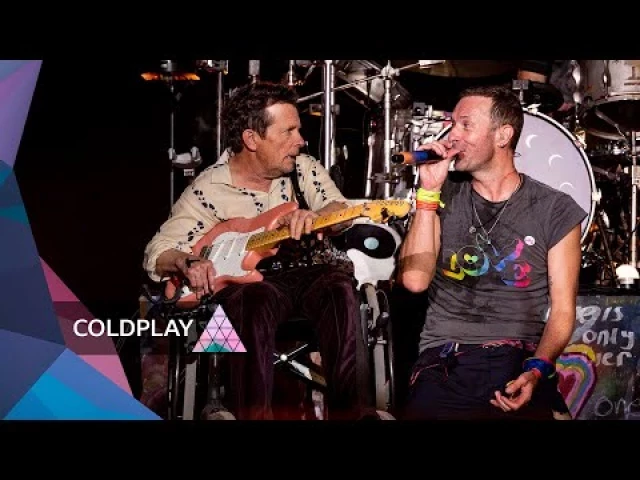 Sorpresa en el concierto de Coldplay en Glastonbury, con Michael J. Fox a la guitarra