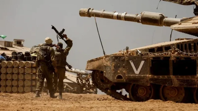 El ejército israelí ataca a una familia en Gaza, los usa como escudos humanos y atropella a la madre con un tanque [ENG]