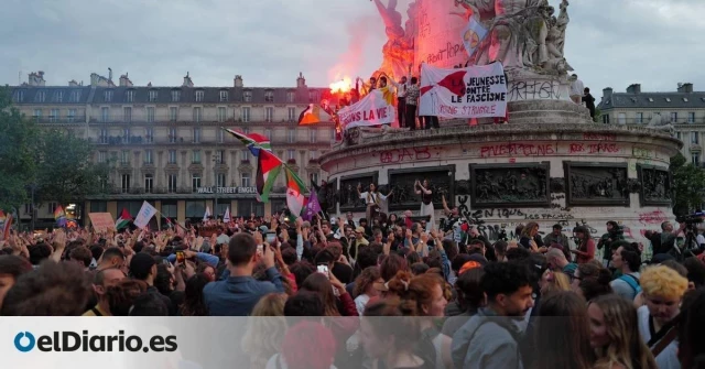 Miles de personas se manifiestan en la Plaza de la República de París tras la victoria de Le Pen: "Aquí están los antifascistas"