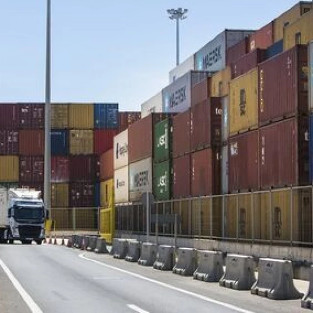 La autopista ferroviaria Valencia-Madrid comienza a operar en junio para sacar 10.000 camiones de la carretera
