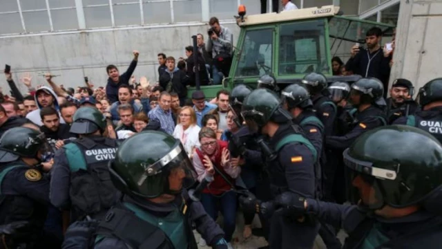 Amnistiados los 46 policías que agredieron a votantes durante el referéndum ilegal del 1 de octubre en Cataluña