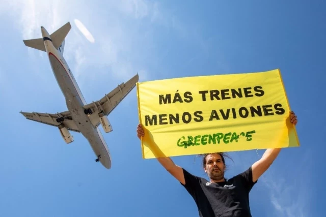 Greenpeace denuncia que la mala conexión ferroviaria de España con el resto Europa impulsa el uso del avión