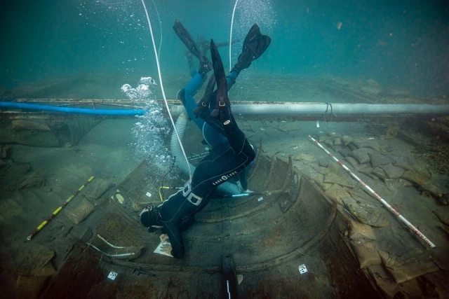 Una embarcación fenicia de 2.600 años de antigüedad hallada en Mazarrón saldrá del mar en septiembre
