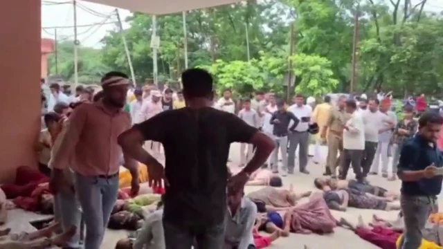 Suben a 116 los muertos por una estampida en un evento religioso en el norte de India