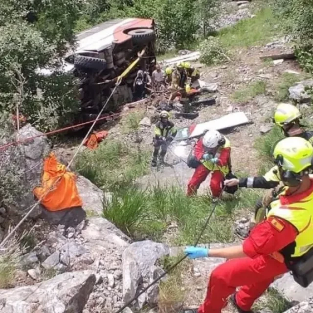 Seis menores heridos, uno de ellos grave, al despeñarse un microbús en una pista del Pirineo