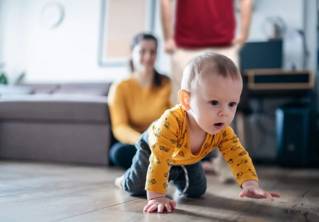 El instinto natural de huir de la familia, factor clave para que los bebés aprendan a gatear