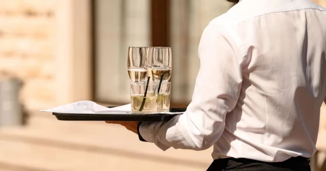 Un camarero reclama las horas extra y nocturnas trabajadas y recibe una indemnización de 4.200 euros