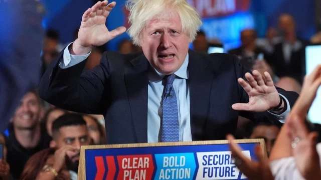 Boris Johnson irrumpe por sorpresa en la campaña británica para evitar "una aplastante mayoría" de los laboristas