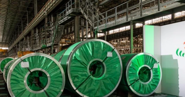 Investigan a la mayor siderúrgica de Europa por fraude al Estado y falsificar datos de CO2