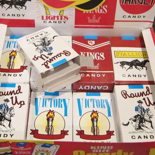 Qué fue de los cigarrillos de chocolate: la mítica golosina que fomentaba el tabaquismo desde la más tierna infancia