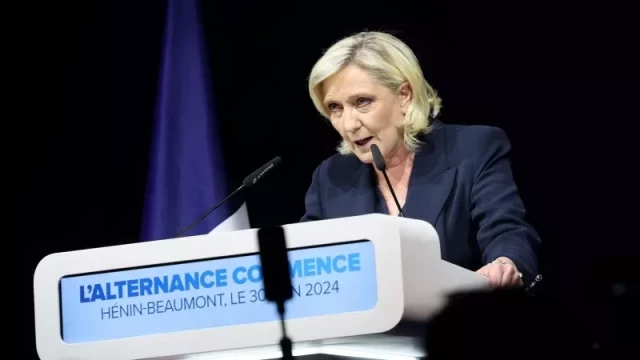 Le Pen se aleja de la mayoría la primera encuesta tras retirada de candidatos