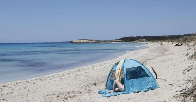 El nudismo en Menorca, en horas bajas: renuncian por la masificación de las playas vírgenes