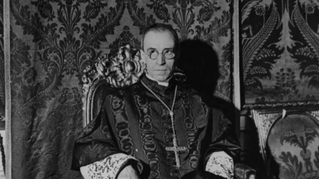 Pío XII y la excomunión de los católicos comunistas