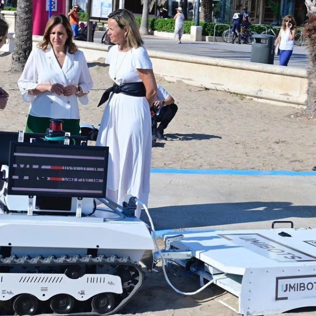 Así es el robot que limpia las playas de València