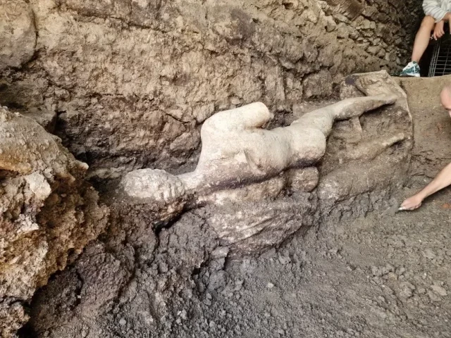 Una enorme estatua de mármol de una deidad descubierta por arqueólogos en la antigua ciudad de Heraclea Sintica (ENG)