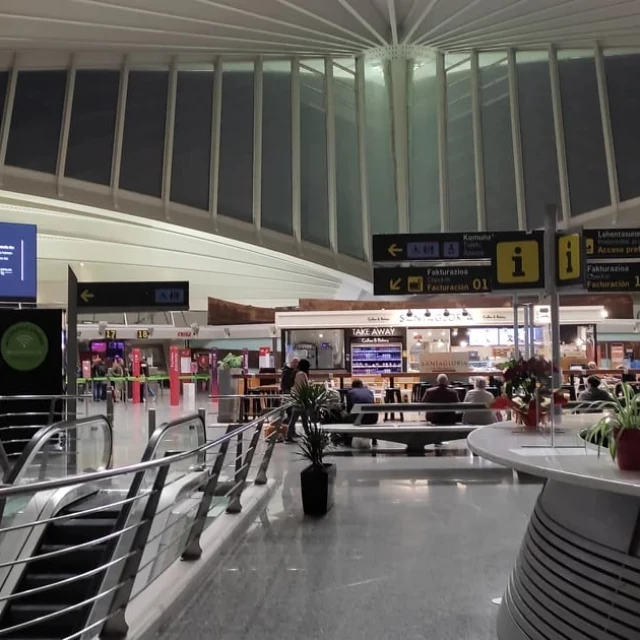 Un piloto se niega a deportar al joven saharaui que pidió asilo en Bilbao al considerar que el vuelo sería “poco seguro”