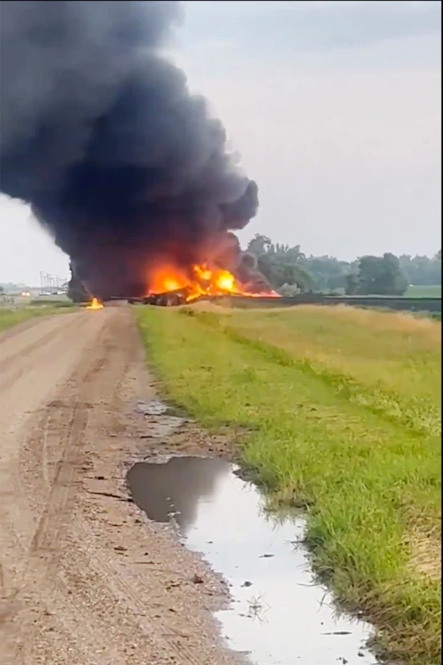 Se descarrilan e incendian vagones que transportaban materiales peligrosos en Dakota del Norte