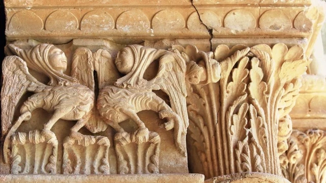 La portentosa pareja de arpías que es un "imprescindible" del arte románico en España