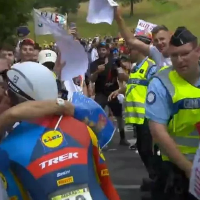 La UCI multa a un ciclista por pararse en la crono del Tour a saludar a la gente y besar a su mujer