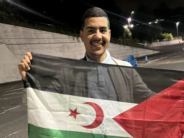El joven saharaui evita la deportación a Marruecos y abandona el aeropuerto