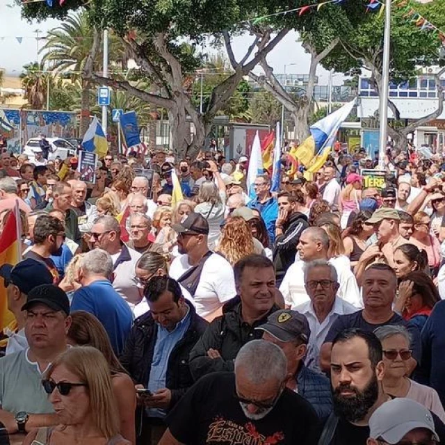 La polémica manifestación contra la inmigración concentra a centenares de personas en las capitales canarias