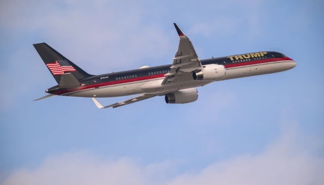 “Para tratarse de un multimillonario, tiene un avión de mierda”: ¿por qué tiene Donald Trump un avión privado tan viejo?