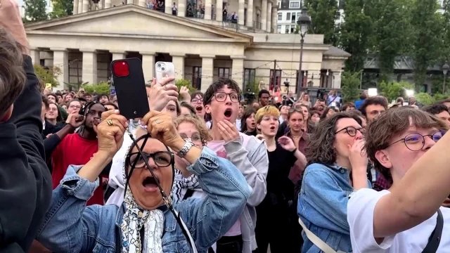Gritos de alegría y lágrimas de alivio: así celebran en París los sondeos que dan la victoria del Nuevo Frente Popular en las legislativas