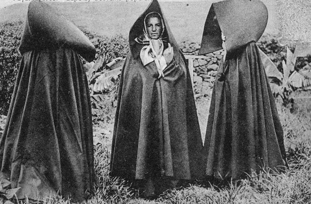 La capucha de las Azores: fotos de época de mujeres portuguesas de las Azores con sus tradicionales capas con capucha [ENG]