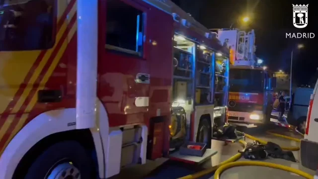 Mueren dos personas y otras nueve resultan heridas por el incendio de una vivienda en Madrid