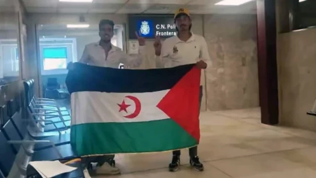 Dos jóvenes saharauis en riesgo de ser deportados a Marruecos piden asilo tras aterrizar en Barajas
