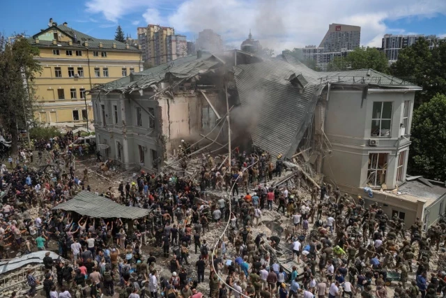 [Fotografías] Docenas de muertos tras bombardeos rusos en Ucrania, hospital infantil alcanzado