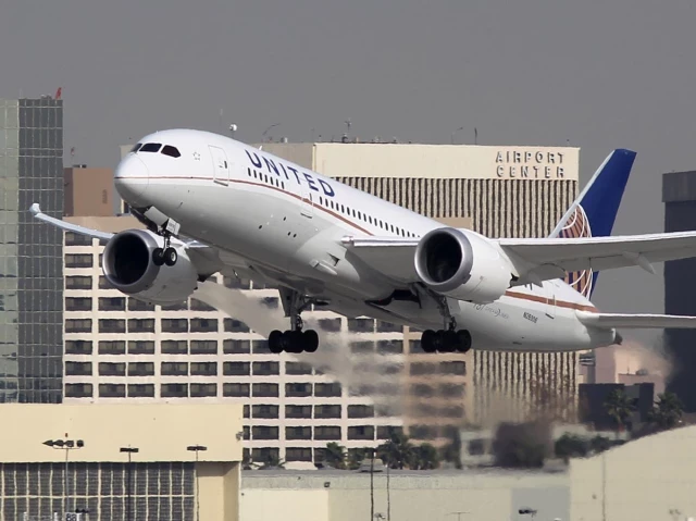 Un vuelo de United Airlines pierde una rueda durante el despegue en Los Ángeles