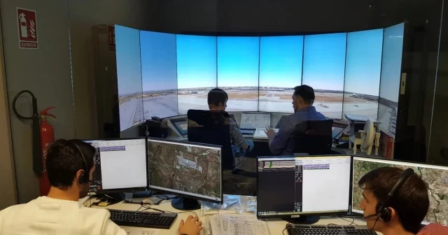 Jóvenes que consiguen uno de los trabajos mejor pagados gracias a los videojuegos: “Simulé ser controlador aéreo en el aeropuerto de Vigo y ahora trabajo allí”