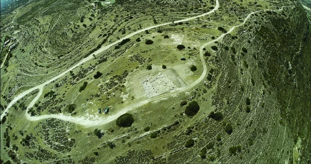 Descubren en Chipre un templo de 4000 años de antigüedad con un enigmático monolito central