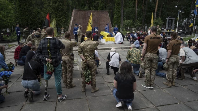 Zelensky sustituye a un general a instancias del neonazi Batallón Azov (Eng)