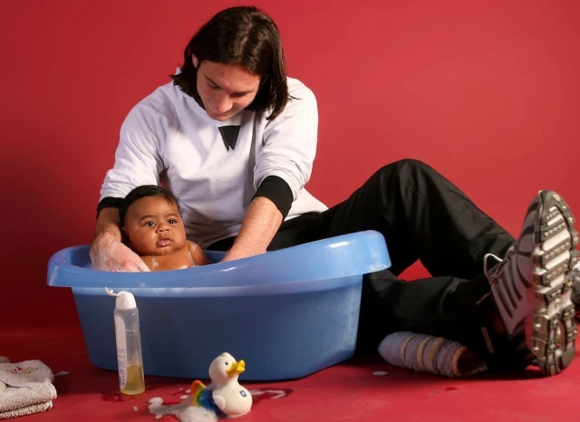 La historia detrás de la foto de Messi bañando a un bebé llamado Lamine Yamal que se ha hecho viral