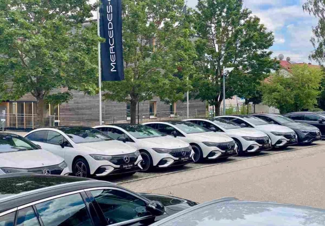 Los concesionarios de Mercedes en Alemania desbordados por las unidades del EQE que vuelven de los leasing