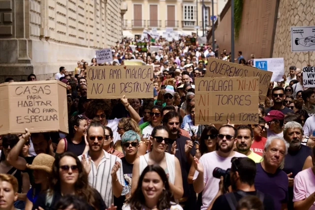 Moreno Bonilla tumba un impuesto que podría recaudar 220 millones en plena ola de protestas por la turistificación