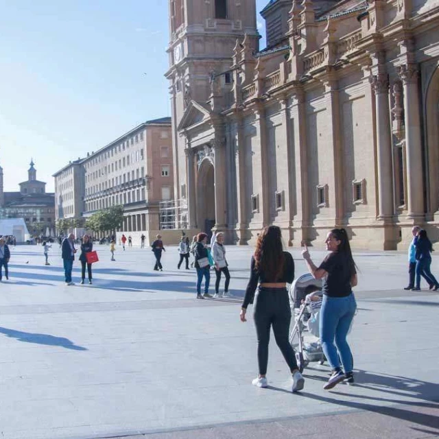 Tiene 24.000 metros cuadrados y dos catedrales: la plaza peatonal más grande de Europea está en Zaragoza