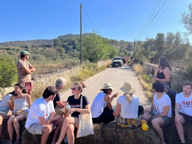 Vecinos de Son Macià (Mallorca) interrumpen con balas de paja y comiendo melón el paso de una excursión de ‘buggies’